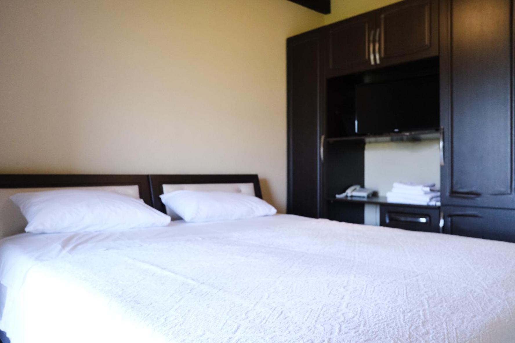 Hotel Vila Bruci Burrel ภายนอก รูปภาพ