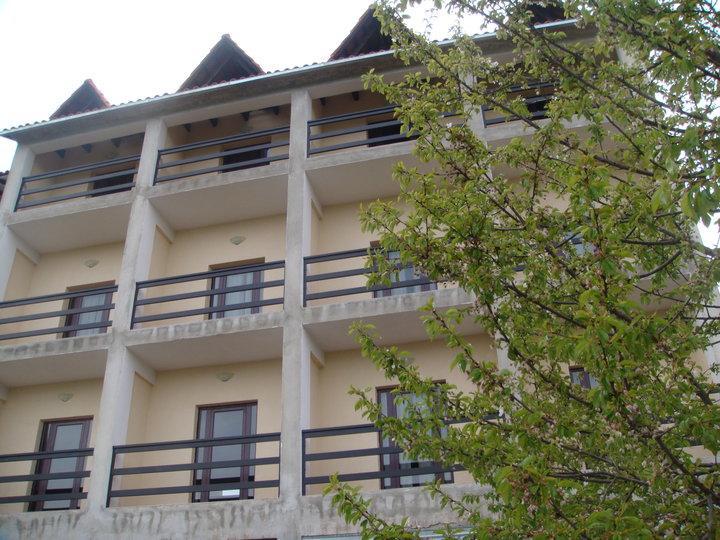 Hotel Vila Bruci Burrel ภายนอก รูปภาพ